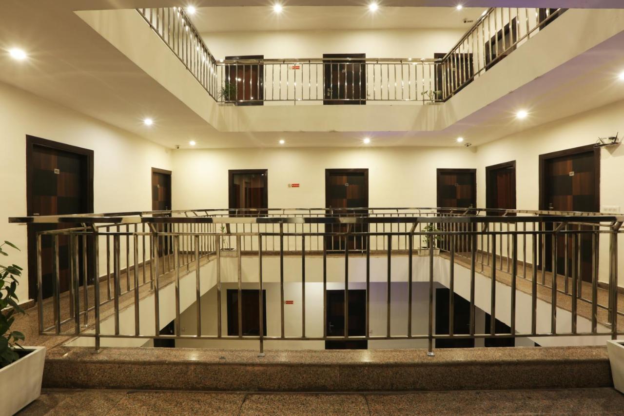 Hotel Airport Star Нью-Дели Экстерьер фото